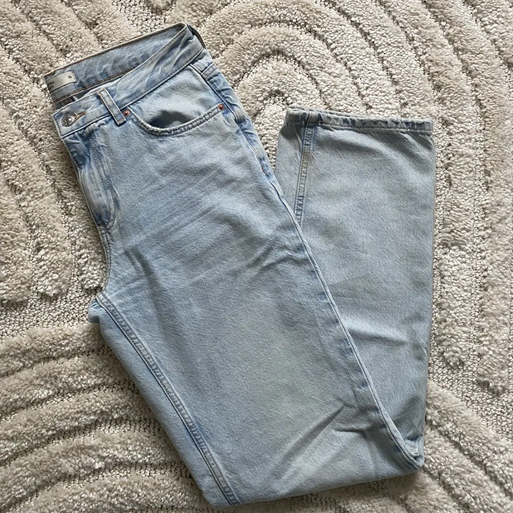 Säljer dessa lågmidjade jeans från GinaTricot i storlek 36/S. Nypris 499kr . Jeans & Byxor.