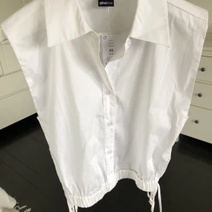 Blus - Kortare blus-liknande topp. Aldrig använd. 