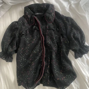Blommig blus  - Jag säljer denna fina blus eftersom den inte kommer till användning! ❤️