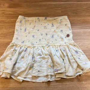 Volangkjol - En jättesöt volangkjol från Kappahl. 💛Den är i barnstorlek men passar mig som oftast har storlek S! 