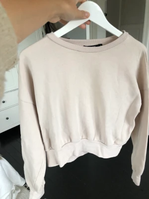 Beige tröja - Vanlig Norge tröja. Mjuk insida. Lite kortare.