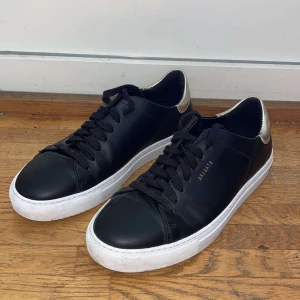 Arigato skor - Jag säljer mina arigato skor. Använt enstaka gånger och är i nytt skick, storlek 38. Nypris 2.500kr men säljer för 1.000kr