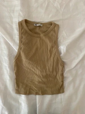 Beiget linne - Beiget linne från zara i jätte bra skick🫶🏻 Skriv gärna till mig innan ni trycker på köp nu (: