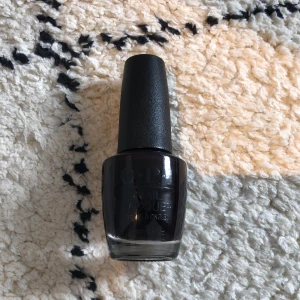 Mörklila nagellack - ‼️PRIS KAN DISKUTERAS!! En jätte fin mörk lila nagellack som tyvärr inte jag inte tyckte passade mig💕 Har använt på en tumme och inget annat så skulle säga att den är i nyskick och oanvänd💕 Nagellacket kommer från Opi (ord.98krk). Priset kan diskuteras💕