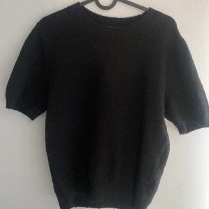 Svart kortärmad stickad tröja från hm. Storlek S men passar en xs. Säljer då den ej kommer till användning! 🩷