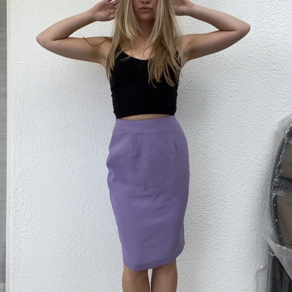 Cool lila kjol från Monki. Köpt second hand, aldrig använd av mig. I fint skick! Kolla gärna in mina andra annonser💜. Kjolar.