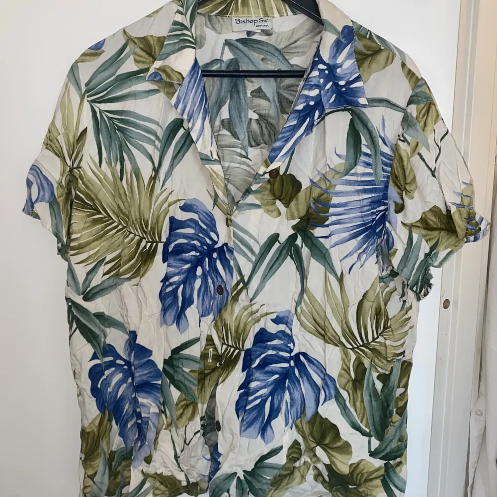 Skön oversize hawaiiskjorta använd 1 gång. Passar strl upp till strl 44. Kan ta fler bilder ifall det önskas! 🌻. Skjortor.