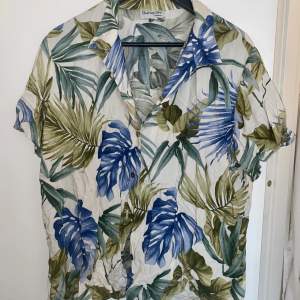 Skön oversize hawaiiskjorta använd 1 gång. Passar strl upp till strl 44. Kan ta fler bilder ifall det önskas! 🌻