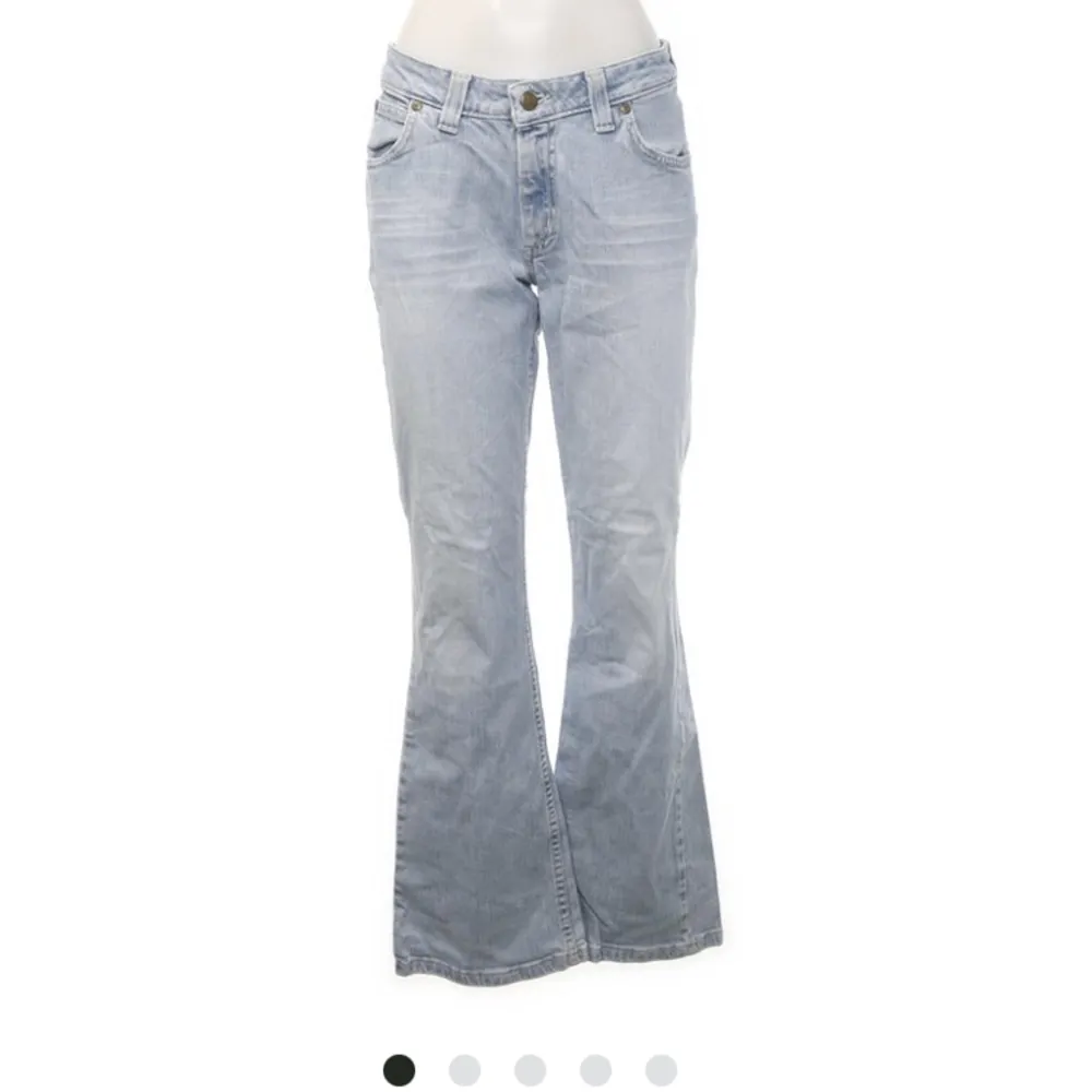 Köpte på Sellpy men va tyvärr för stora, så fina Lee jeans i storlek 32-33 , midjemått: 80cm Pris går alltid att diskutera💕💕. Jeans & Byxor.