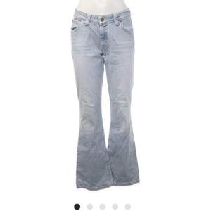 Köpte på Sellpy men va tyvärr för stora, så fina Lee jeans i storlek 32-33 , midjemått: 80cm Pris går alltid att diskutera💕💕