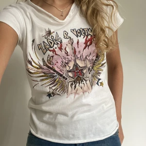Zadig & Voltaire tröja  - Funderar på att sälja min svinsnygga Zadig & Voltaire t-shirt.💞💞 Älskar denna så mycket men den kommer tyvärr inte till användning.  Tröjan har ett litet litet hål (se bild 2) men det är ingenting som syns. Säljer endast vid bra bud! 