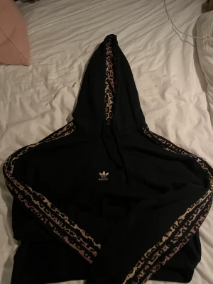 Leopard adidas Hoodie - Cropped adidas hoodie med leporard mönstrad insida. Kan prata om pris. Inte använd
