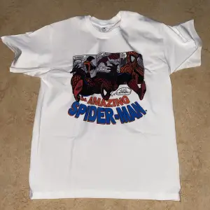 Baggy Spider-Man T-Shirt är till salu. Storleken är M, men passar även folk som har S.