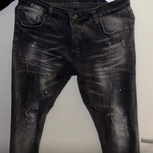 Storlek 48 Dsquared2 jeans med slitningar AA-kopia