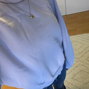 Sweatshirt - Gosig pastel lila tröja som jag säljer pga har för många. Den är i L så sitter mer oversized än vanligt. Inga defekter och bra skick, frakt ingår inte i pris ❤️