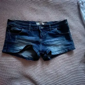 Snygga low waisted jeans shorts! Köpt i Spanien så vet inte vilket märke!🤟🏼🩵