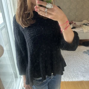 Stickad tröja  - Skitsnygg stickad tröja med volang och trekvartsärmar💗💗 