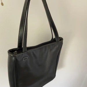 Väska - Axelväska i svart läder.