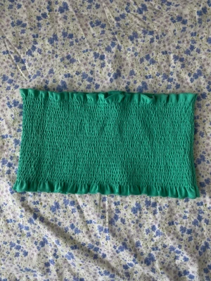 Bandeau topp  - Så fin bandeau topp från Gina, nyskick. Sååå fin grön färg som är svår att få på kamera 💚 strl M 🫶🏼40kr + frakt 💚