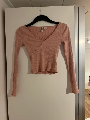 Topp hm  - Omlott topp från hm i storlek xs, rosa 