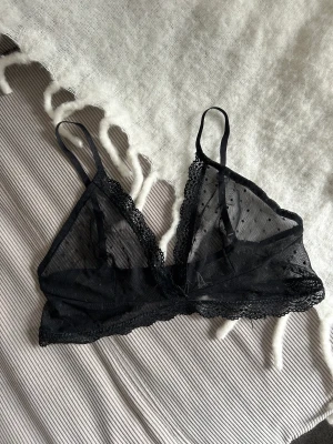 Bralette  - En superfin bralette men som tyvärr är för liten för mig. Använd fåtal gånger och är i superfint skick. Köpt på twilfit men saknar lapp. Storlek 34. 
