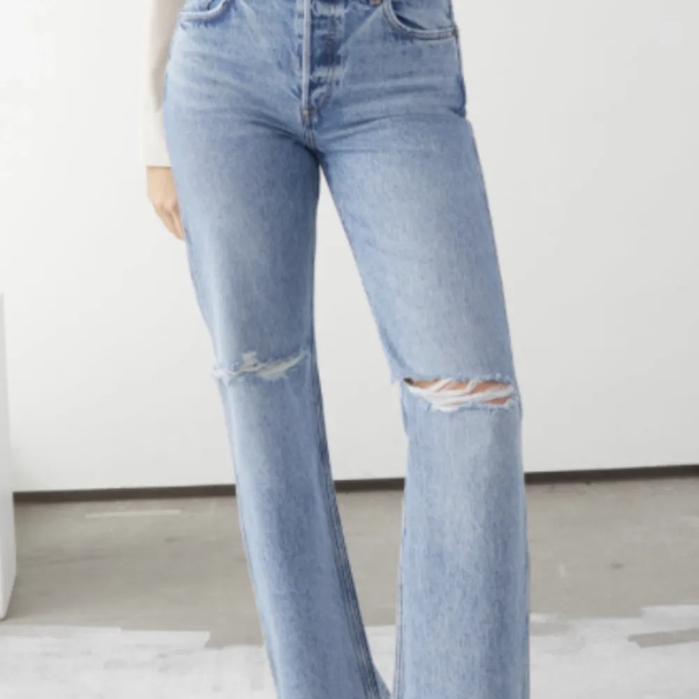 Jeans ifrån other stories, inga slitage på jeansen väldigt bra skick! Säljer nu eftersom dom blivit försmå❤️ . Jeans & Byxor.