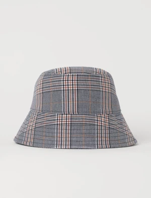 Fiskarhatt - H&M - En fin fiskarhatt från H&M som passar vår-sommar-höst. Den har en fin mönster. Köpte den för 100kr men säljer för 20kr då jag inte använder den längre😊