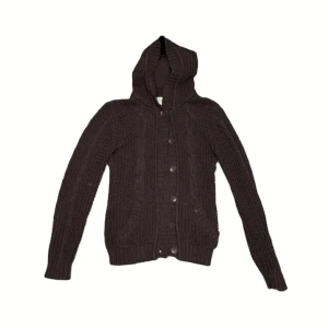 Kofta - Najs stickad kofta med luva. Det syns inte supertydligt men den är brun. Den har ett litet hål i axeln  •köparen står för frakten 