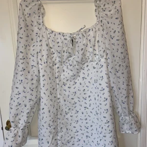 Klänning - Blommig klänning från HM. Man kan knyta ovanför bysten. Storlek L . Köparen står för frakten!