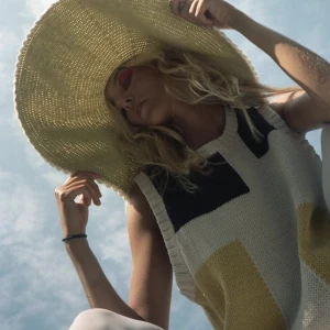 Ella Karberg x Munthe vest - Stickad vest från munthe i samarbete med Ella karberg. Använd fåtal gånger. Nypris 1800 kr 