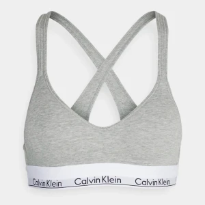 Calvin Klein bh/topp - Säljer denna jätte sköna Calvin Klein bh pågrund utav att jag beställde fel storlek, använd 1 gång, (push up)  pris kan diskuteras 💗