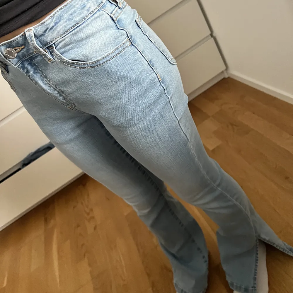 Hej Säljer mina fina Bailey jeans  ✨Vid frågor o funderingar skriv gärna //Moa . Jeans & Byxor.