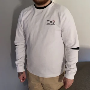EA7 tröja  - Hej! Säljer min pojkväns EA7 tröja då det inte är hans stil längre. Inköpt för 1700 men säljer för 300 då den jag en liten näst intill osynlig fläck på bröstet. Storlek L