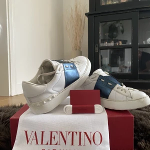 Valentino skor - Valentino Calfskin i allt följer med (boxen extra skosnören, verifikat ect. Först till kvarn💛