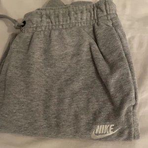 Nike mjukisbyxor - Säljer mina nike mjukisbyxor. Ny köpta och knappt använda alls då dom är försmå så har därav mycket bra skick. Byxorna är midwaist och ganska så långa, i storlek S🤌🏻