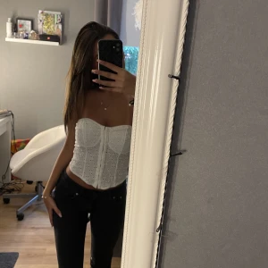 Tubtopp - Säljer denna fina tipptopp med ”spännen” längs hela framsidan, lite som en korsett. Använd en gång då jag inte tycker jag passar i just denna passform. Köparen står för frakt 💘💘💕💌