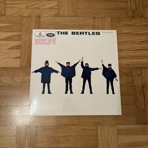 Ny och aldrig spelad vinyl. The Beatles HELP (Remastered) Remastered album från 2009. Gjord 2012. Precis som ny. Nypris 379kr.  Pris kan diskuteras.