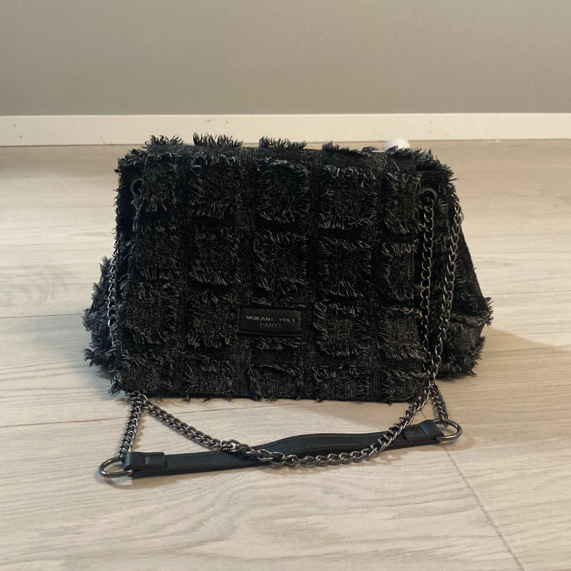 fransig axelremsväska