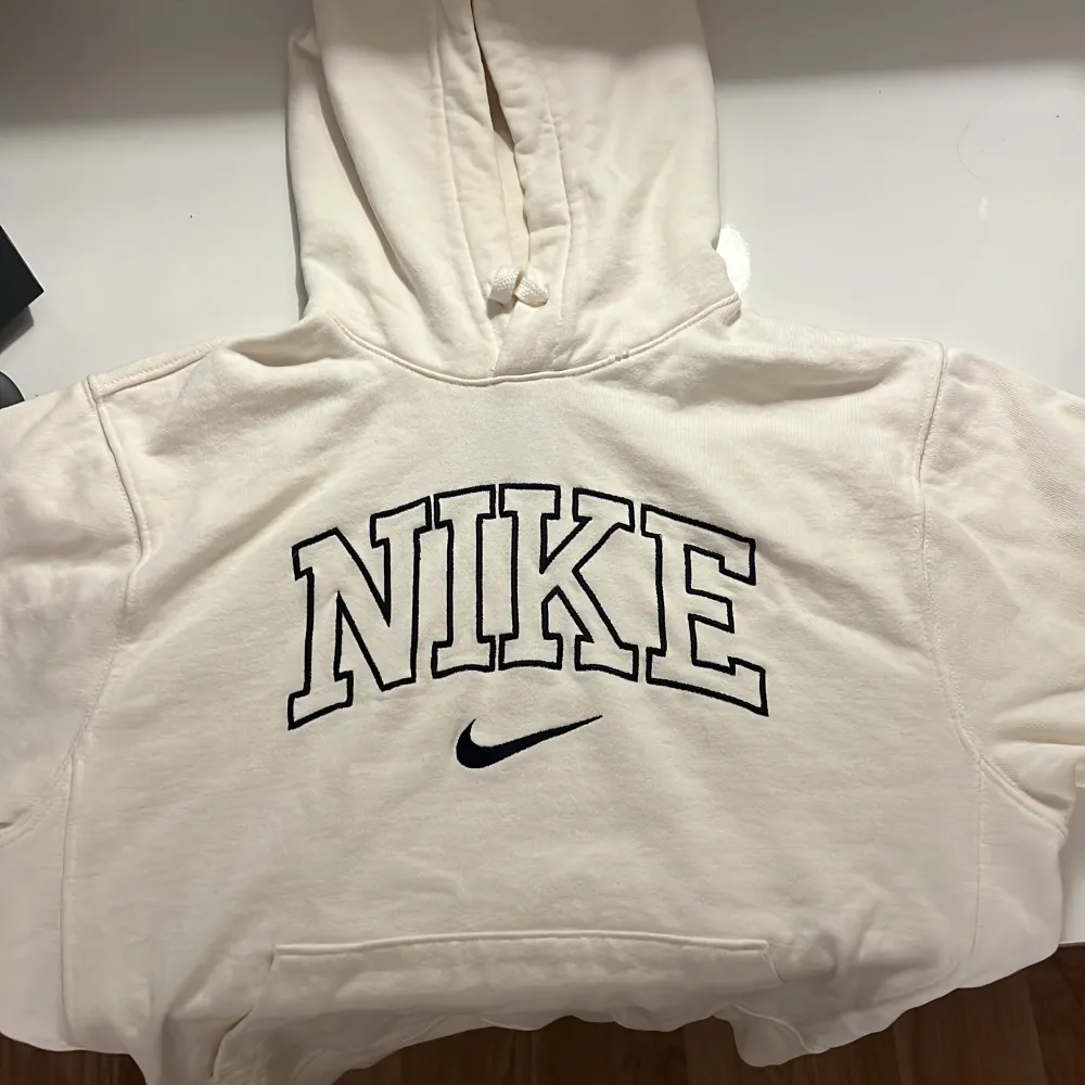 Krämvit Nike hoodie från asos! Storlek xs och väldigt bra skick, använd fåtal gånger . Hoodies.