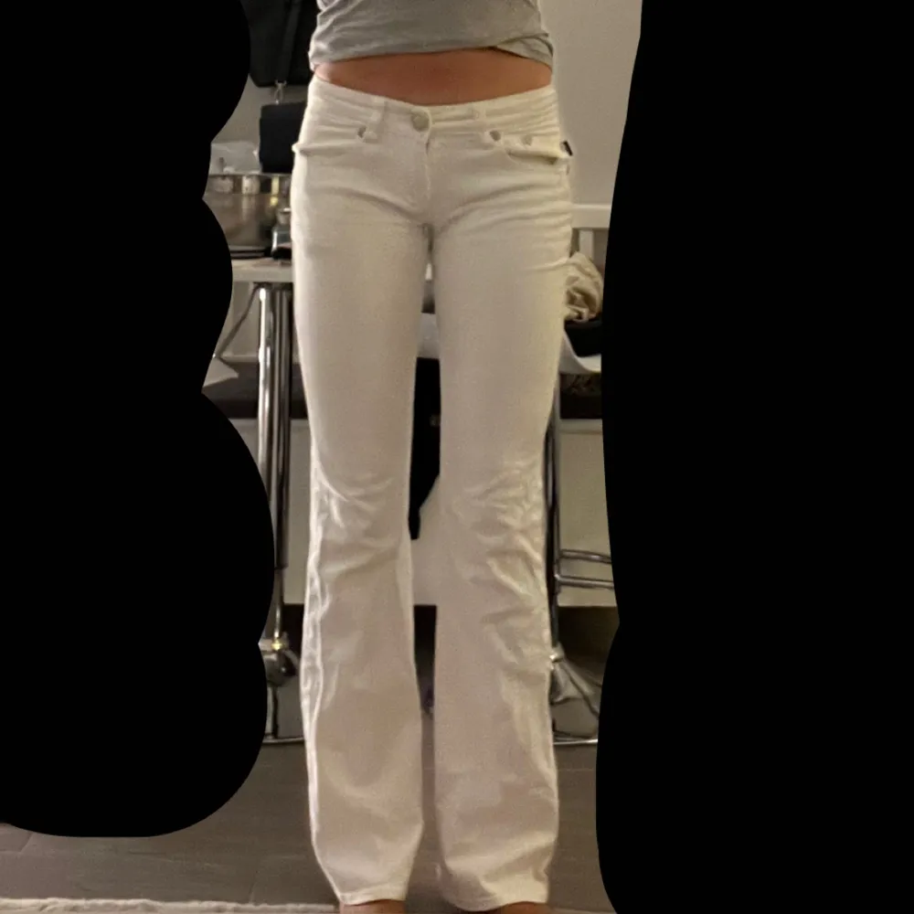Säljer eller byter dessa vita Victoria Beckham Jeans pågrund utav att dom inte används skriv för mer bilder . Jeans & Byxor.
