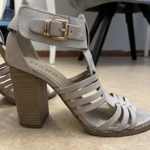 Klackskor - Skor från Tiamo! Finns små fläckar framme vid tårna men inget som syns när foten är i!