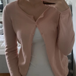 Rosa cardigan - Säljer denna rosa cardigan. Väldigt fint skick och sparsamt använd. 