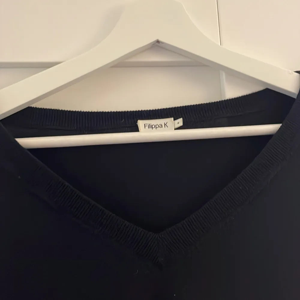Jättefin tröja från Filippa K som tyvärr inte kommer till användning! Skriv vid eventuella frågor och köparen står för frakt! . Neuletakit & Villapaidat.