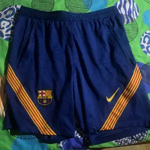 Ett par snygga Barcelona shorts som bara är använda 3 gånger och sen dess har de legat i garderoben. säljer de pga att de är för små. Storlek M