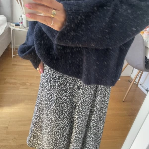 Kjol/kläning  - Jätte fin kjol från monki men går att använda som kläning💕