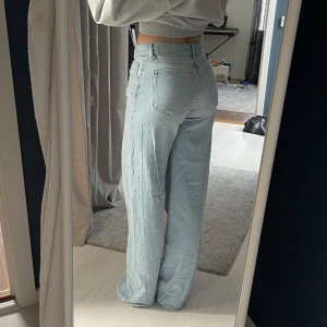 Low waist wide jeans - Säljer mina low waist jeans från Bershka då jag inte använder dem. Snygga och använda typ 2 gånger så bra skick! Passar XXS-XS skulle jag säga beroende på hur man vill att de ska sitta. Är S och kan ha de men de är lite tighta. Skicka för fler bilder💙