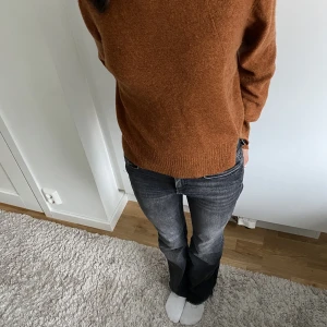 Stickadtröja  - En jätte fin och mysig tröja till hösten från H&M. Priset kan ändras. Köparen står för frakt.