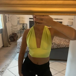 Grön topp från GinaTricot  - Grön topp från GinaTricot som aldrig är använd (även lappen kvar). Perfekt till neon fest eller till en lunch i solen☀️