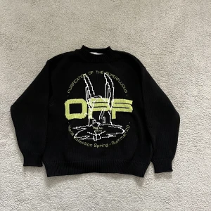  OFF-WHITE Harry The Bunny Knit Sweater - Köpte denna tröja ny på Raffaelo Network. Storlek S men sitter som M om inte till och med L. Aldrig använt denna tröja då den är för stor. Den kostar 10000kr på stockx i denna storlek. Kvitto finns ej men har kvar off white tags. 