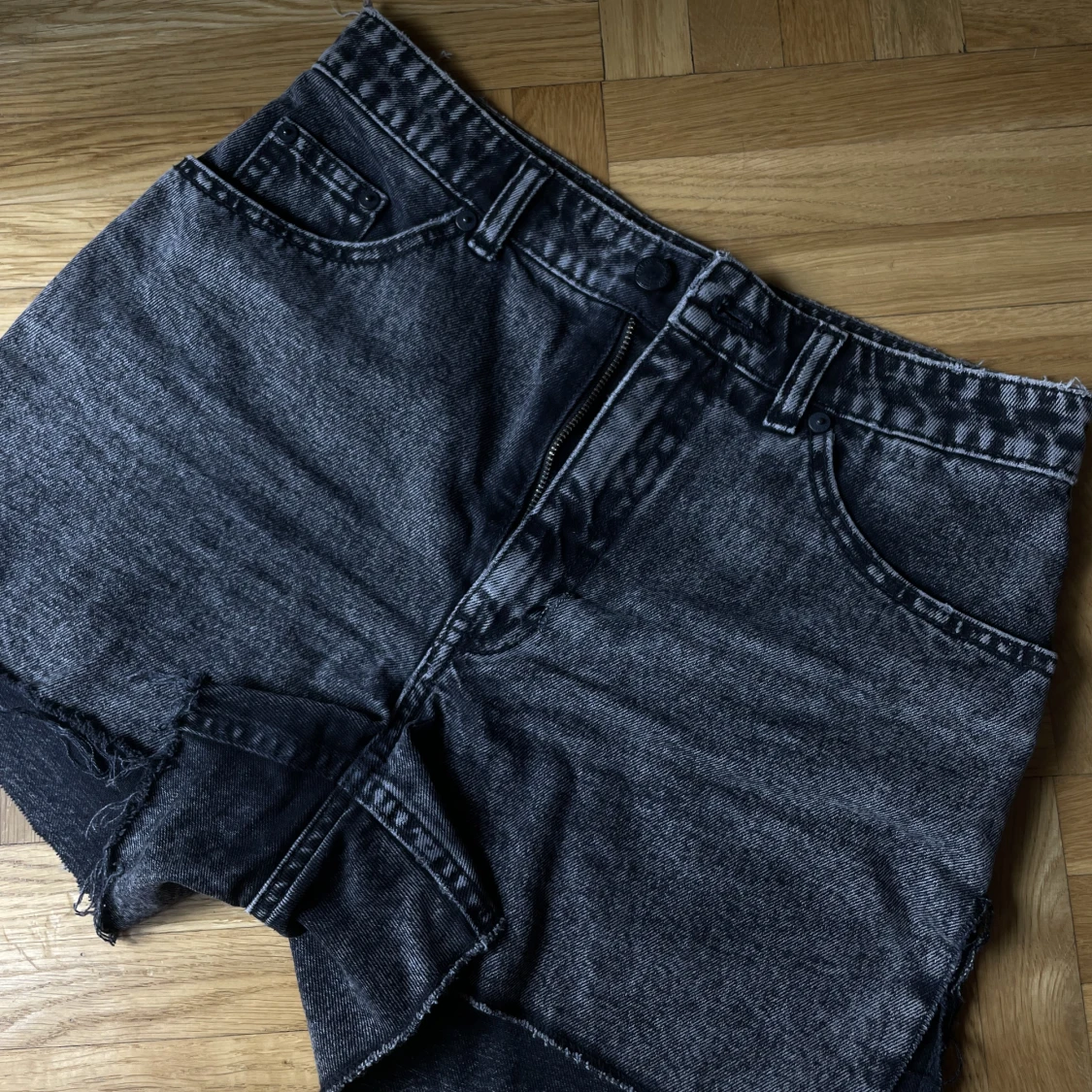 Svarta shorts med slits - 91